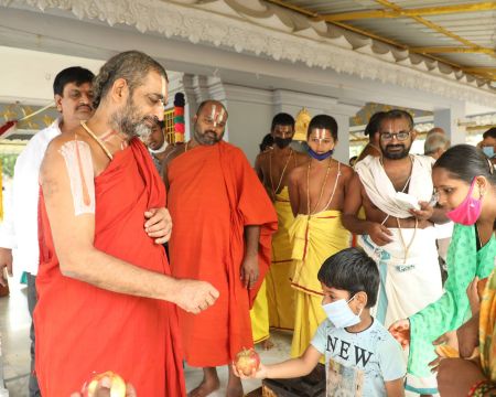 HH Chinnajeeyar Swamiji Talking to kid