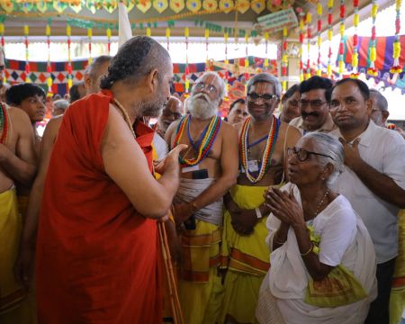 HH Chinnajeeyar Swamiji Talking to old women
